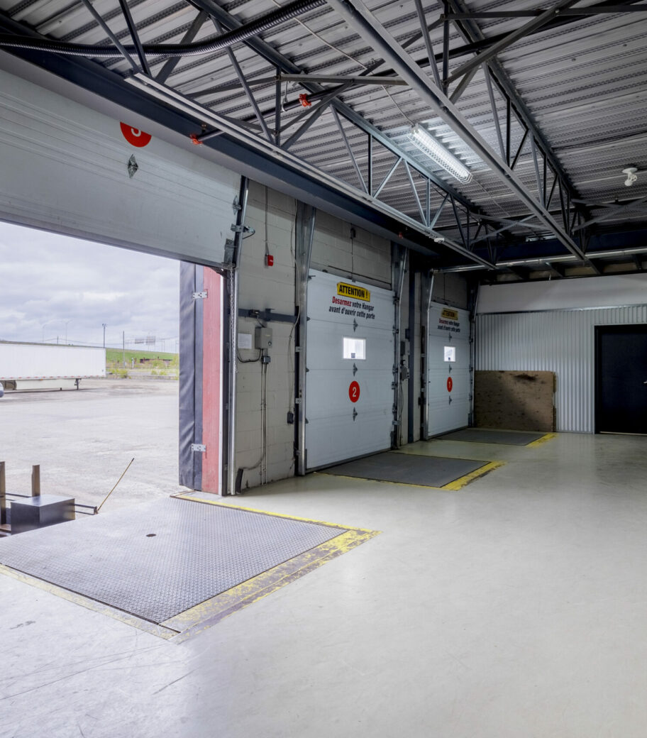 3 quais de déchargement avec porte de garage pour faciliter l’accès à votre entrepôt et permettre à plusieurs clients de décharger leurs camions en même temps. Les quais de déchargement sont situés à proximité d’un ascenseur et près du dépôt à charriot.